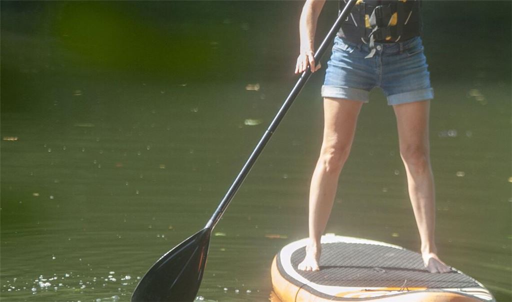 Neuer Trend: Spätestens seit Corona tummeln sich auf der Enz nicht nur Kanuten oder Ausflügler in Schlauchbooten, sondern auch Fans des Stand-up-Paddlings. Symbolfoto: Archiv