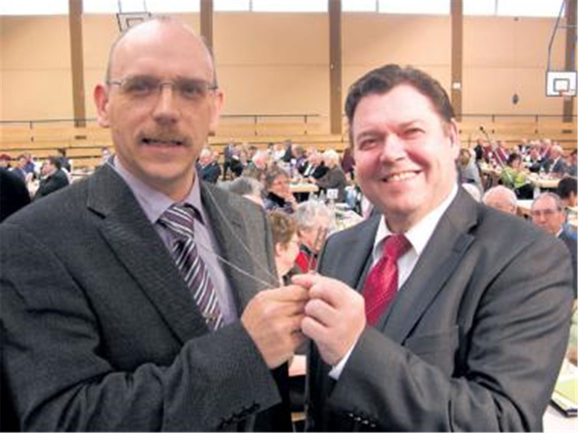Neuer Verbandschormeister beim Chorverband Enz ist Jürgen Huttenlocher (li.). Der Vaihinger löst Werner Dippon aus Illingen ab, der sein Amt nach 35 Jahren aufgibt. Nach der Wahl überreichte Dippon seinem Nachfolger eine Stimmgabel.
Foto: Ochs 