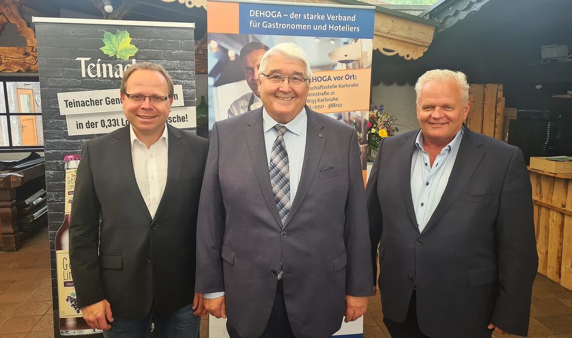 Neuer Vorsitzender der Dehoga Enzkreis/Pforzheim ist Frank Daudert (re.). Er tritt die Nachfolge von Reinhard Gallistl (Mitte) an, der zum Ehrenvorsitzenden ernannt wird. Die Wahl bei der Jahreshauptversammlung leitet Geschäftsführer Michael Kant. Foto: Peche