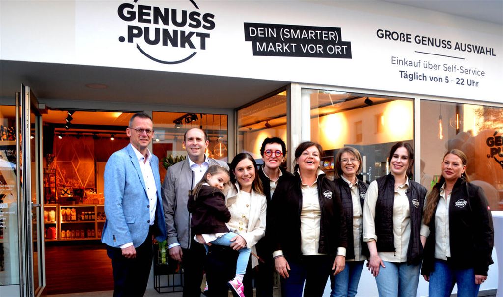 Neueröffnung mit Oberbürgermeister Stephan Retter und dem Jurende-Team: Im Dürrmenzer Smartstore „Genuß.Punkt“ kann von 5 bis 22 Uhr eingekauft werden. Fotos: Stahlfeld