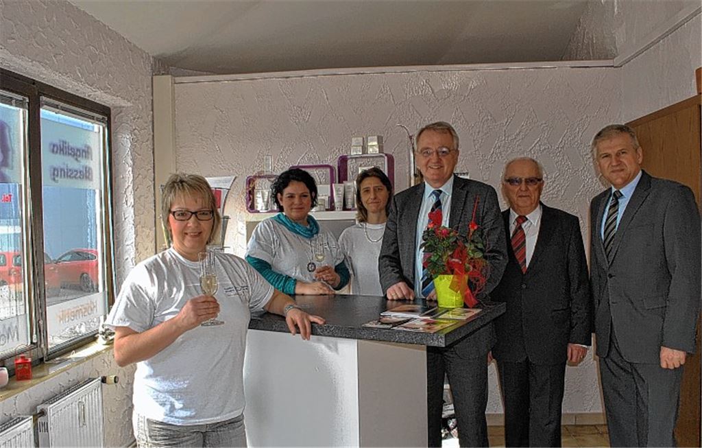 Neueröffnung mit politischer Prominenz: Angelika Blessing (v.li.), Cathrin Blume, Sylvia Schmidt, Rainer Wieland, Winfried Scheuermann und Gerd Maisch. Foto: Stahlfeld