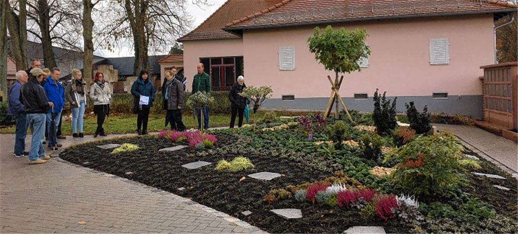 Gärtner pflegen Grabfeld und entlasten Angehörige