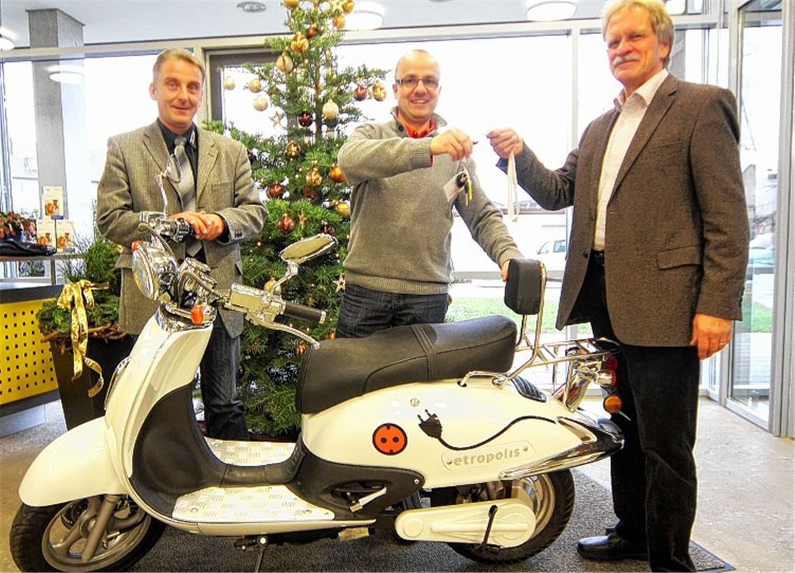 Neues Dienstfahrzeug für Citymanager Thomas Müller. Rechts Stadtwerke-Chef Jürgen Meeh, links Prokurist Matthias Bosch.
