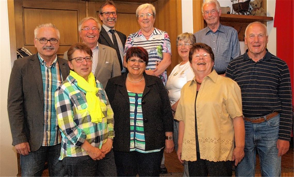 Neues Führungsteam: Vorsitzender Martin Schöneck (li.) mit seiner neuen Vorstandriege und Wahlleiter Udo Braun (3. v. li.), Bezirks-Geschäftsführer Bernhard Gschwender (4. v. li.) und Kreisvorsitzende Ingrid Benda (rechts daneben). 