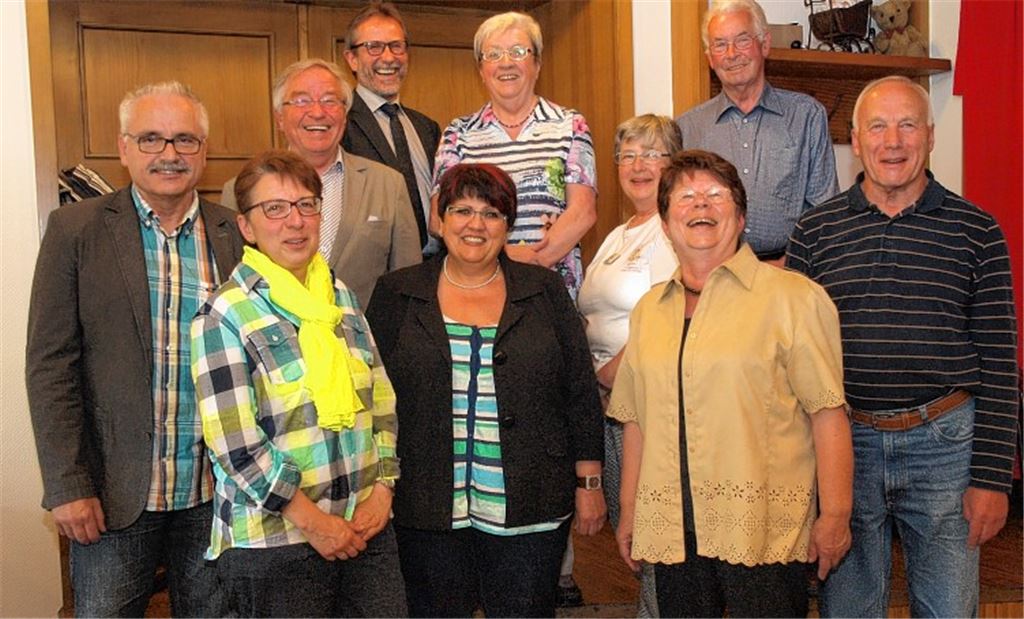 Neues Führungsteam: Vorsitzender Martin Schöneck (li.) mit seiner neuen Vorstandriege und Wahlleiter Udo Braun (3. v. li.), Bezirks-Geschäftsführer Bernhard Gschwender (4. v. li.) und Kreisvorsitzende Ingrid Benda (rechts daneben). 