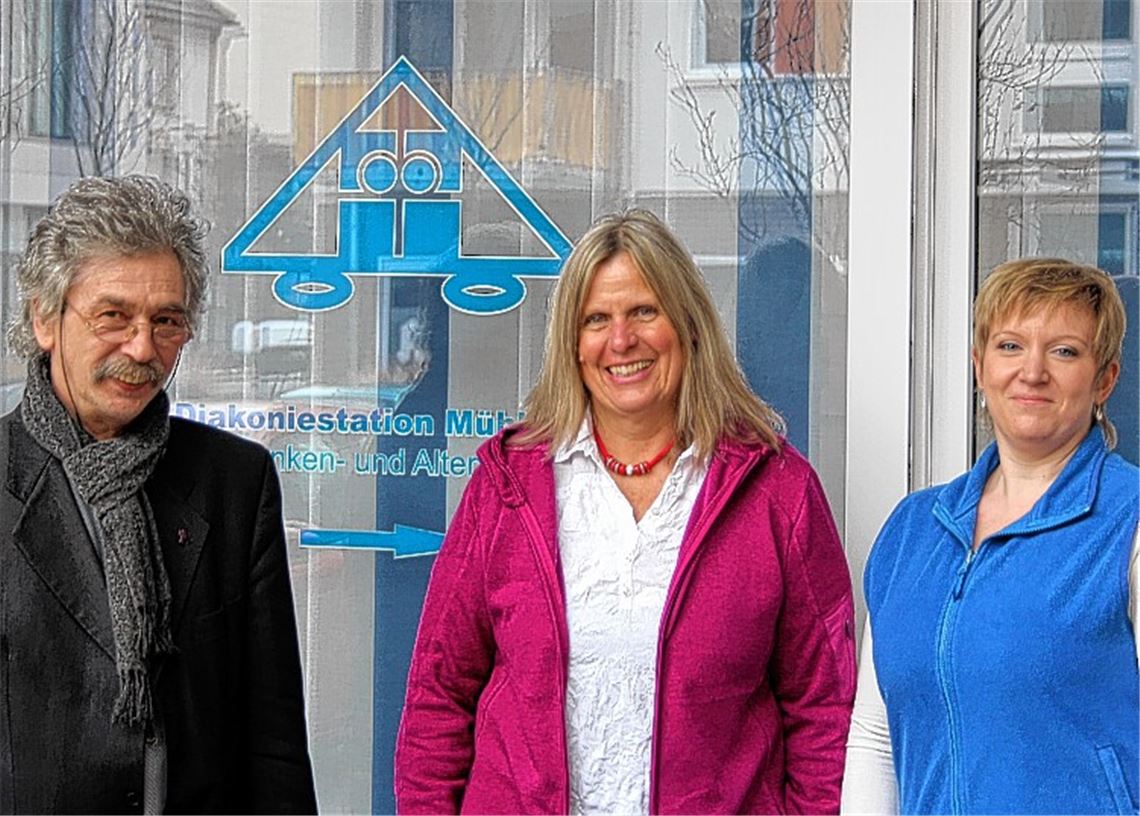 Neues Leitungsteam: Dekan Ulf van Luijk (v. li.) stellt Geschäftsführerin Ingeborg Keppler und Melanie Schäffer, die die Pflegedienstleitung übernehmen wird, vor. 