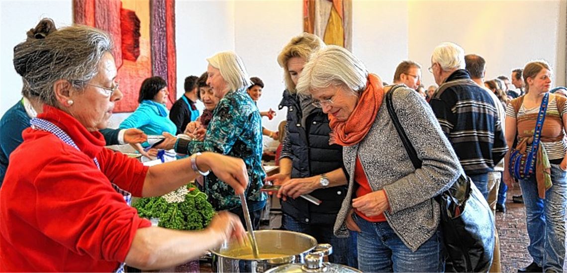 Neugieriger Blick in den Kochtopf: Probieren geht im Mühlehof über Studieren.
