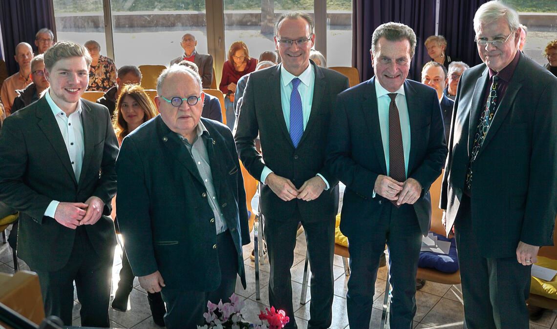 Neujahrsempfang der CDU mit prominentem Gast: Nico Gunzelmann, Vorsitzender der Jungen Union Pforzheim/Enzkreis (v.li.), Stadt- und Kreisrat Günter Bächle, der Bundestagsabgeordnete und -kandidat Gunther Krichbaum, Hauptredner Günther H. Oettinger und der Vorsitzende der CDU Mühlacker, Dr. Peter Napiwotzky. Fotos: Bastian