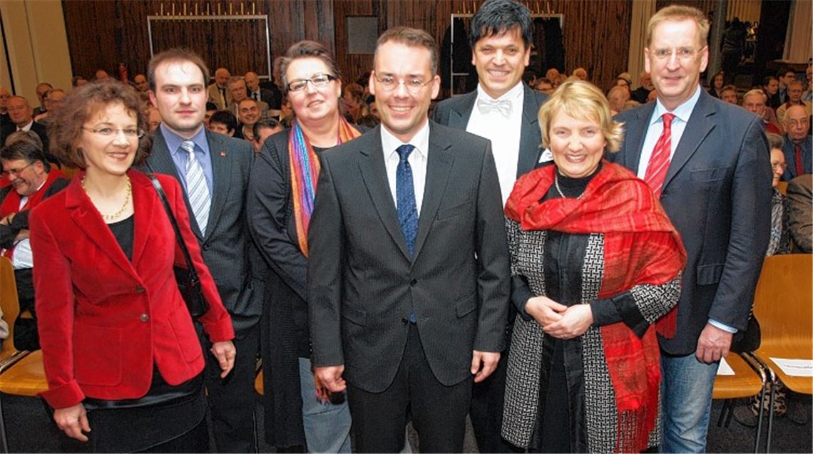 Neujahrsempfang der SPD in Pforzheim (v.l.): Jacqueline Roos, stellvertretende Kreisvorsitzende Pforzheim, Timo Steinhilper, Kreisvorsitzender Enzkreis, Dorothea Luppold, SPD-Fraktionsvorsitzende im Gemeinderat Pforzheim, Landesminister Peter Friedrich, Luis Vicario, Sänger und Entertainer des Neujahrsempfangs, Abgeordnete Katja Mast und SPD-Kreisrat Jochen Protzer.