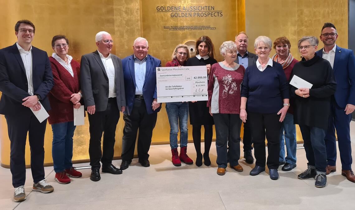 Neun Tafelläden erhalten insgesamt 42000 Euro Spenden, darunter Irmgard Muthsam-Polimeni (2.v.li.) vom Verein Mühlacker Tafel. Nach der Spendenübergabe präsentieren sich außerdem auf dem Bild: der Vorstandsvorsitzende Hans Neuweiler, (4.v.li.), Oberbürgermeister Peter Boch (re.) und Sozialdezernentin Katja Kreeb (6.v.li.). Foto: Metzbaur