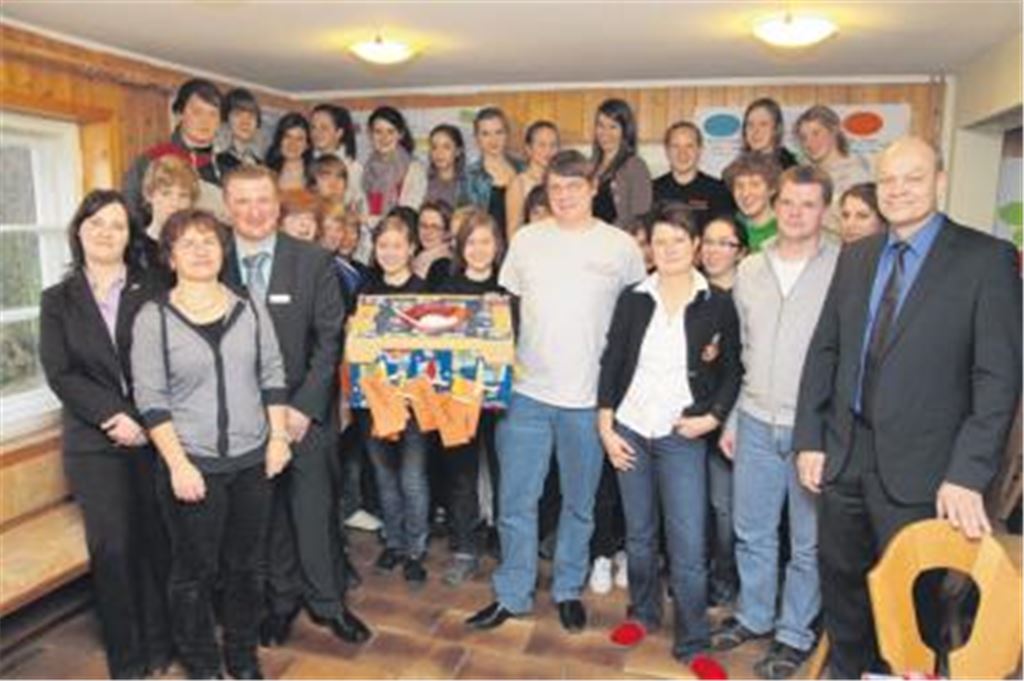 Neuntklässler des THG Mühlacker werden über Suchtgefahren und Drogen informiert: Bei der Veranstaltung, die von der Barmer GEK und der Sparkasse gesponsert wird, klären neben den Suchtpräventionslehrern auch Experten der Polizei und der AG Drogen auf. 
Foto: Disselhoff