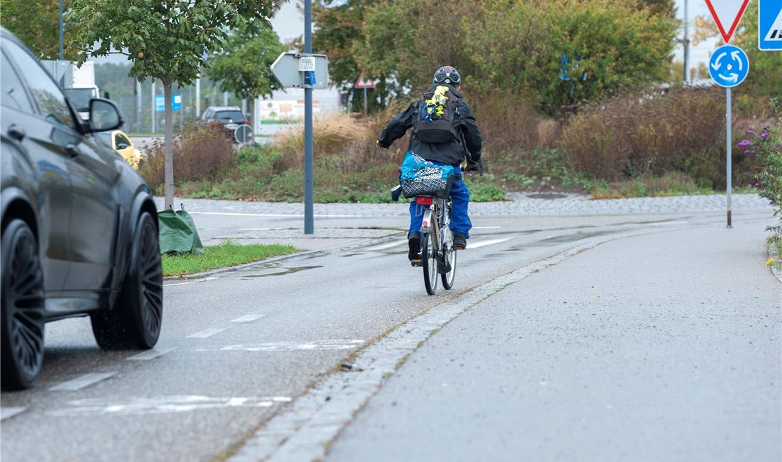 Neuralgischer Punkt: Vor der Einfahrt in den Kreisel müssen Autofahrer Rücksicht auf Radfahrer nehmen.Archivfoto: Fotomoment