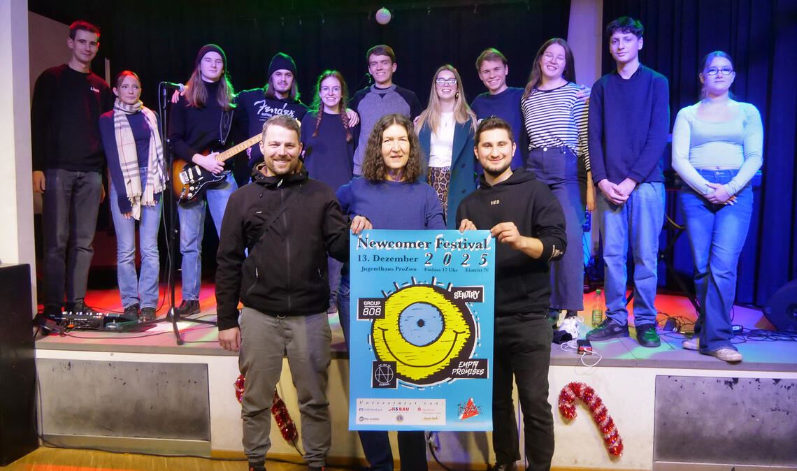 Neustart für das „Newcomer-Festival“ in Mühlacker: Junge Musikerinnen und Musiker aus Vaihingen und Mühlacker und die Macher Theo Seemann, Gudrun Gallus und Enes Isgören (vorne, v. li.) wollen das Format wieder dauerhaft im Jugendhaus etablieren. Foto: Friedrich