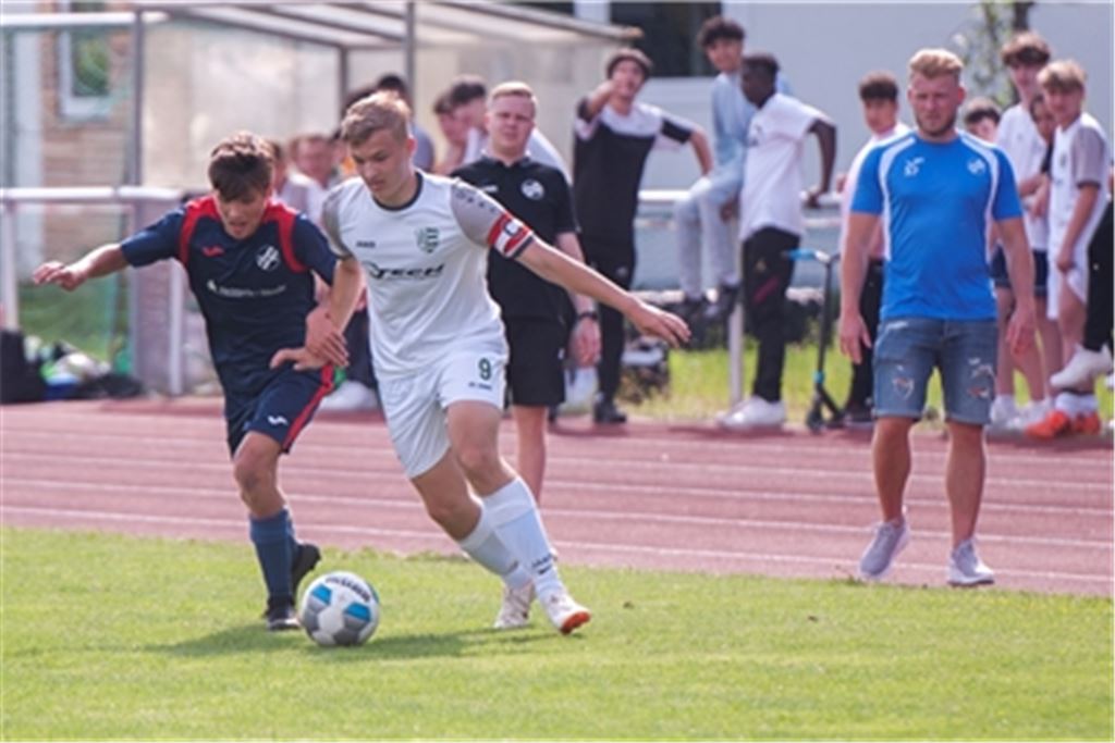Neustart in einem Pflichtspiel nach acht Monaten Corona-Zwangspause: Die B-Jugend des FV Niefern (weißes Trikot, am Ball Kapitän Tim Eier) bejubelt in der nachgeholten Viertelfinal-Begegnung des Kreispokalwettbewerbs im Fußballkreis Pforzheim nach wenigen Minuten den 1:0-Führungstreffer gegen den CfR Pforzheim 2, erzielt durch Arif Isa (unten, Mitte). Fotos: Fotomoment