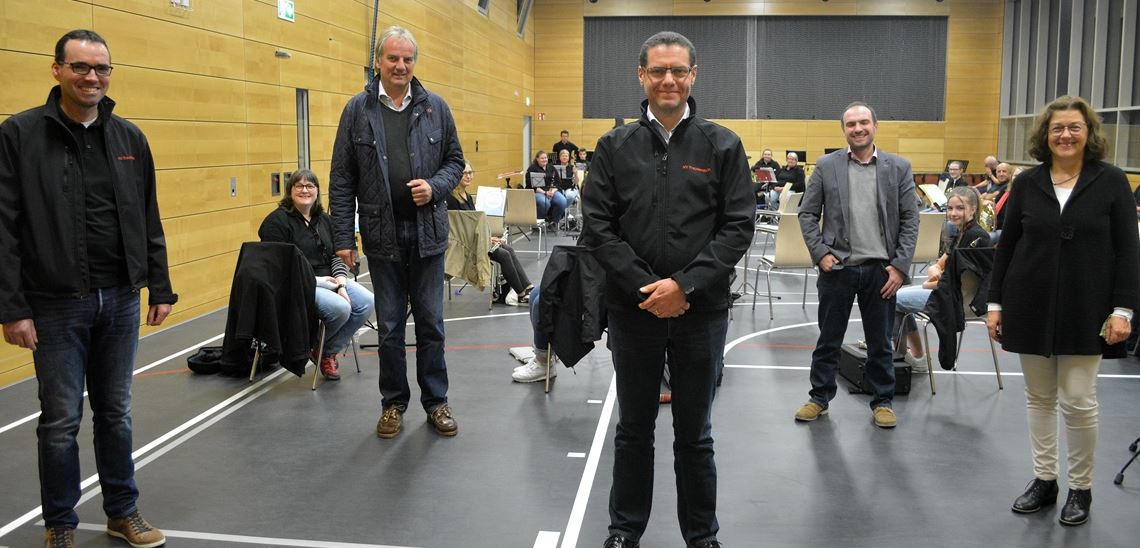 Neustart in schwierigen Corona-Zeiten: Der Vorsitzende des Musikvereins Freudenstein, Dr. Christoph Gutjahr (v.li.), Bürgermeister Heinz-Peter Hopp, Ortsvorsteher Timo Steinhilper und die zweite Vorsitzende Marianne Müller begrüßen den neuen Dirigenten Paul Jacot (Mitte).Stahlfeld