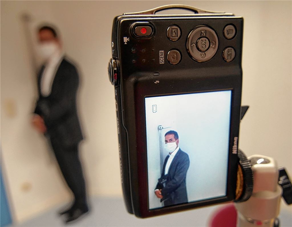 Neuzugänge in der JVA Heimsheim werden fotografiert und auf Auffälligkeiten hin untersucht, bevor sie in der Kammer- und Effektenverwaltung ausgestattet werden.Friedrich