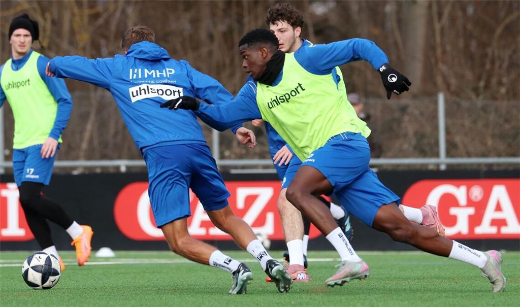 Neuzugang Abdoulie Mboob (re.) ist mit vollem Elan bei der Sache.