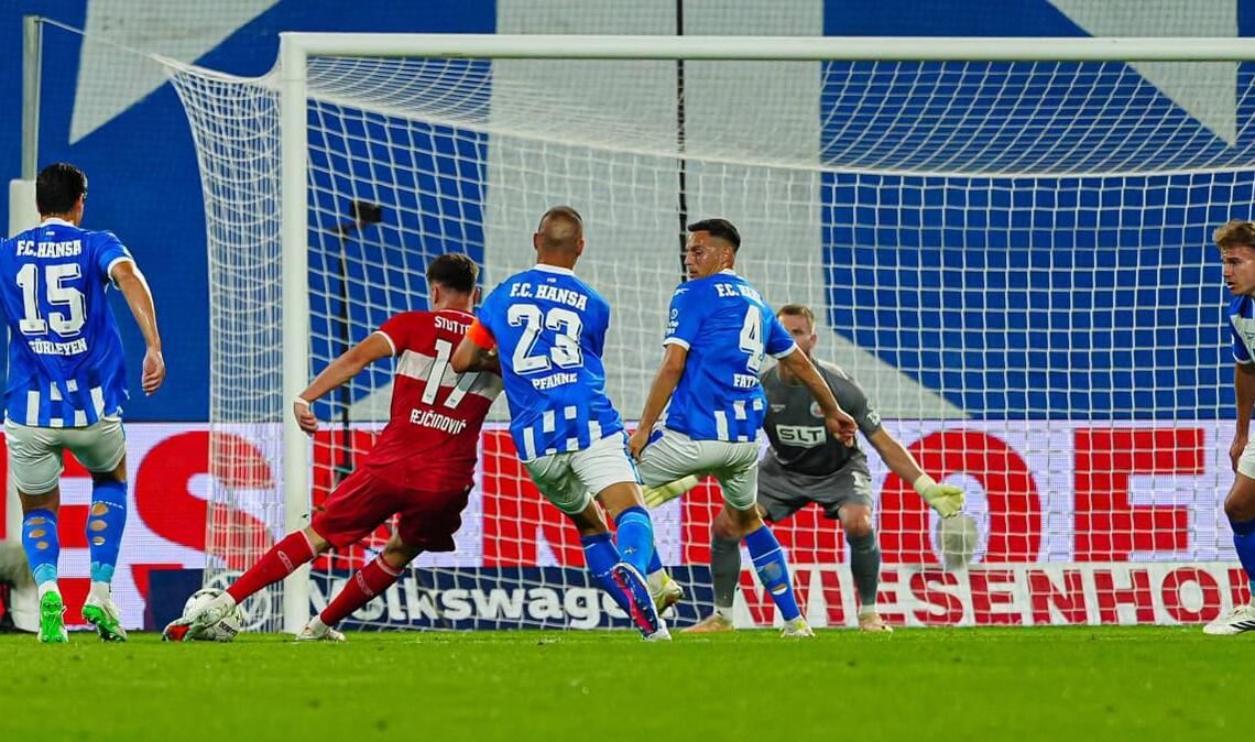Neuzugang Dženan Pejčinović trifft bei seinem VfB‑Debüt. Der Stürmer sieht sich gleich vier Gegenspielern konfrontiert, von denen zwei aber gar nicht erst in den Zweikampf gehen. Durch die anderen beiden mogelt sich der Goalgetter im Dribbling durch, ehe der satte Linksschuss aus 14 Metern im rechten Eck zappelt.