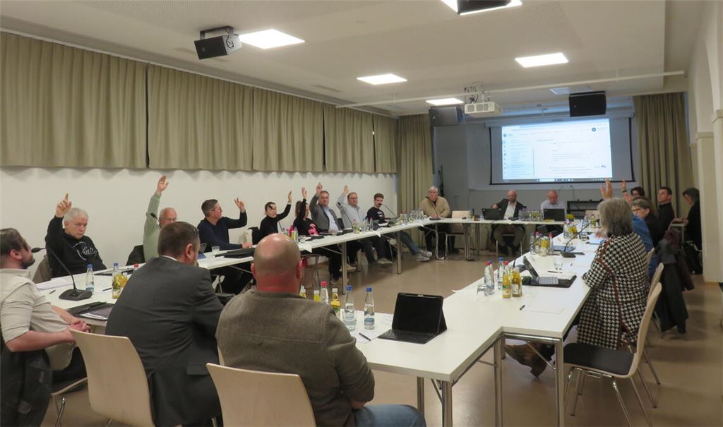 Nicht alle Hände gehen bei der Abstimmung über den Etat 2025 nach oben. Foto: Becker