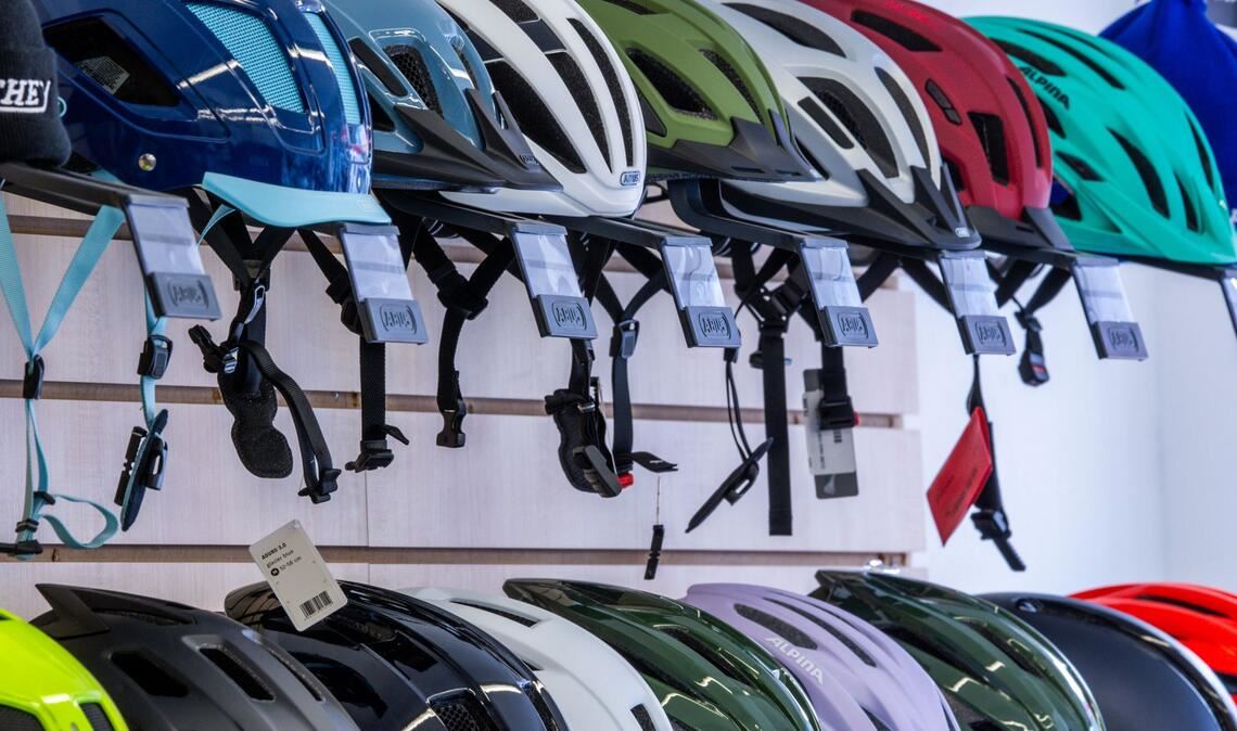 Nicht alle tragen einen Fahrradhelm, viele wünschen sich aber eine Helmpflicht. (Symbolbild)