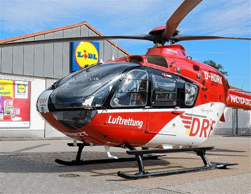 Hubschrauber landet beim Discounter