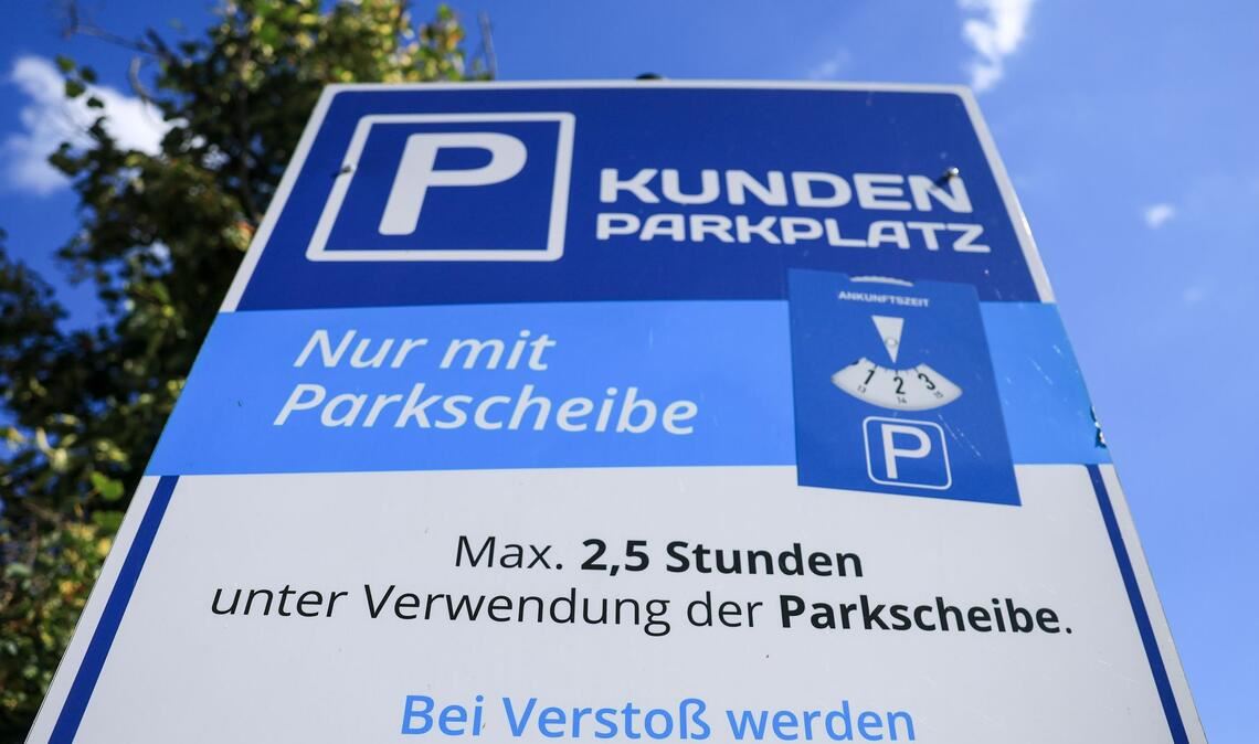 Nicht an allen Parkplätzen seien die Parkbedingungen ausreichend ausgeschildert, kritisieren Verbraucherschützer. (Archivbild)