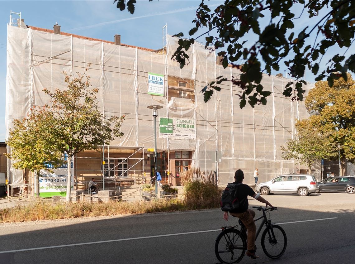 Mühlacker Bahnhof bleibt noch länger verhüllt Nicht aus künstlerischen Gründen verhüllt: der Bahnhof Mühlacker. Foto: Fotomoment