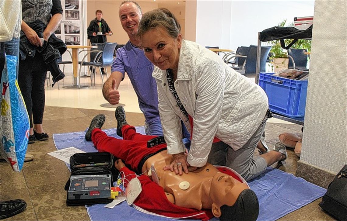 Nicht bei jedem sitzt jeder Griff bei der Reanimation richtig. Deshalb erklären Mitarbeiter der Enzkreis-Kliniken in Mühlacker, wie man lebensrettende Hilfe leisten kann. 