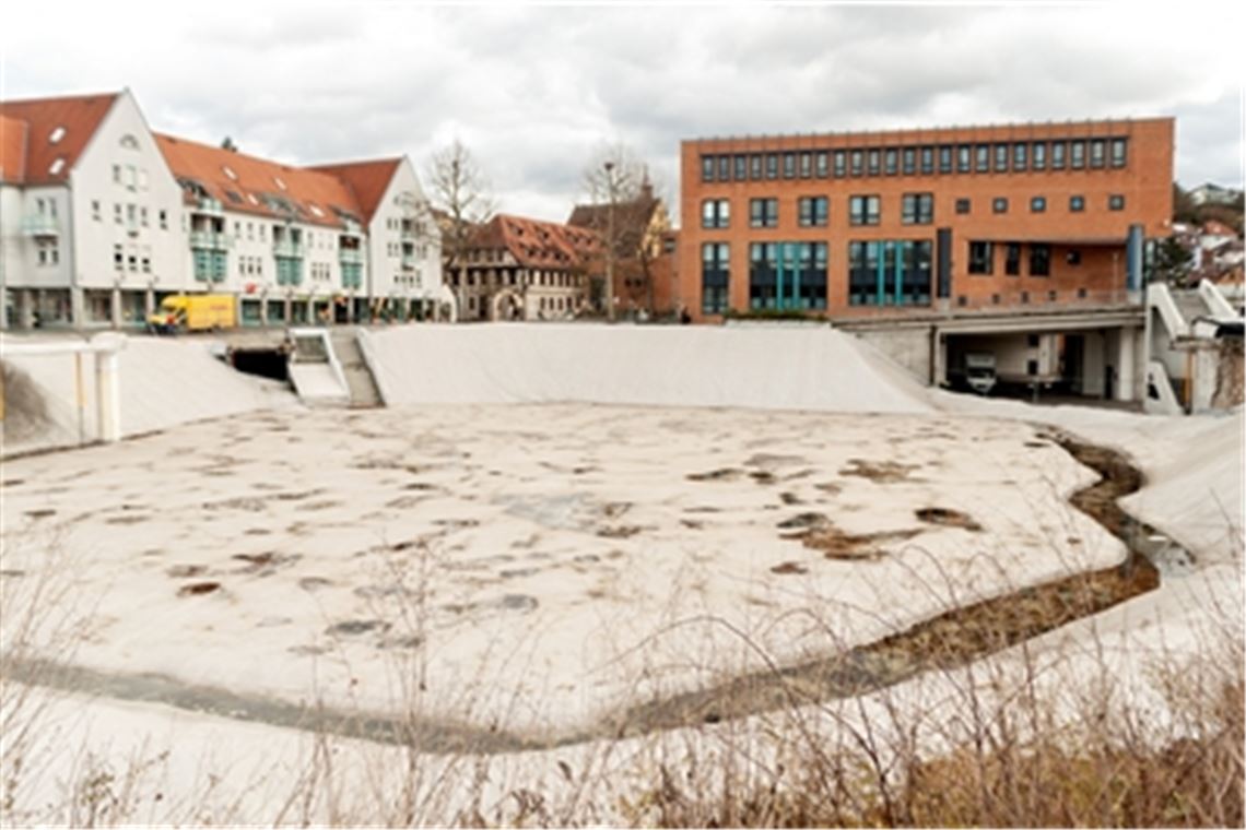 Haushalt: Aufsichtsbehörde zeigt Stadt die Gelbe Karte Nicht das einzige Loch, das es in Mühlacker zu schließen gilt: die Baulücke am früheren Standort des Mühlehofs. Foto: Archiv