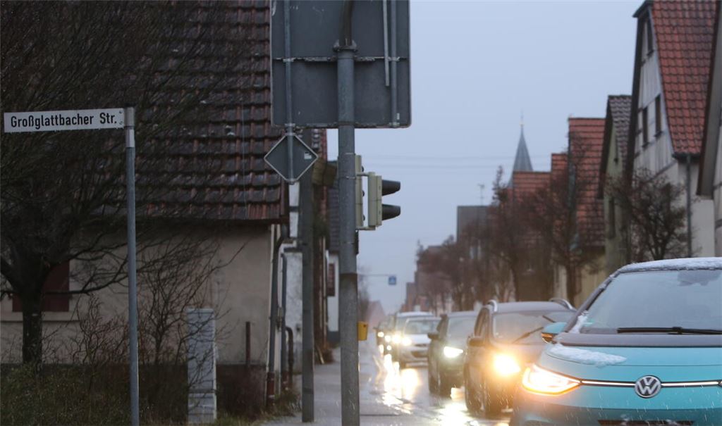 Nicht das einzige Verkehrsproblem: An der Ampelkreuzung in Pinache bilden sich im Feierabendverkehr oder bei Stau auf der Autobahn lange Schlangen. Foto: Deeg
