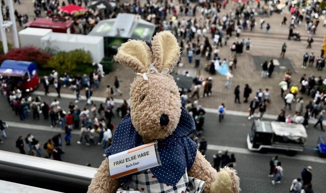 Nicht der Hase Felix, sondern das Buch-Elser-Maskottchen Frau Else Hase ist nach Frankfurt mitgereist. Fotos: Schröder/Britsch