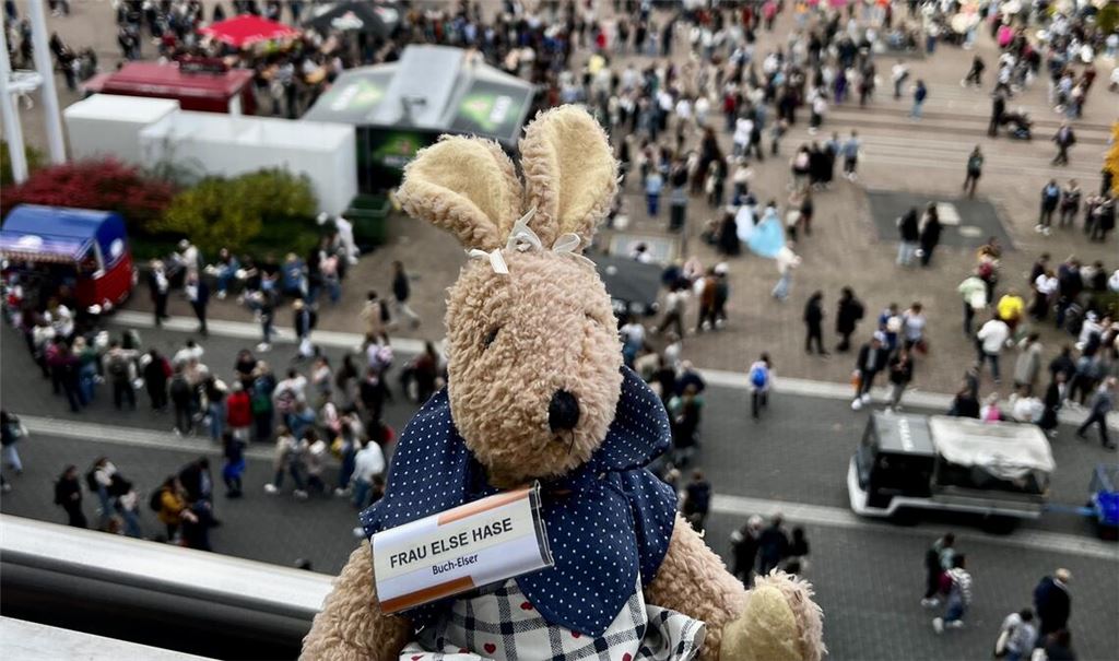 Nicht der Hase Felix, sondern das Buch-Elser-Maskottchen Frau Else Hase ist nach Frankfurt mitgereist. Fotos: Schröder/Britsch
