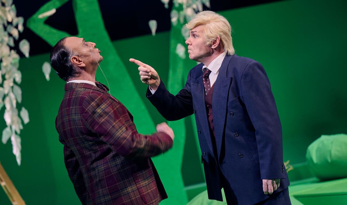 Nicht einer Meinung: Max Reinhardt (Jens Peter; li.) und Will Hays (Markus Löchner). Foto: Theater PF/ Sigmund