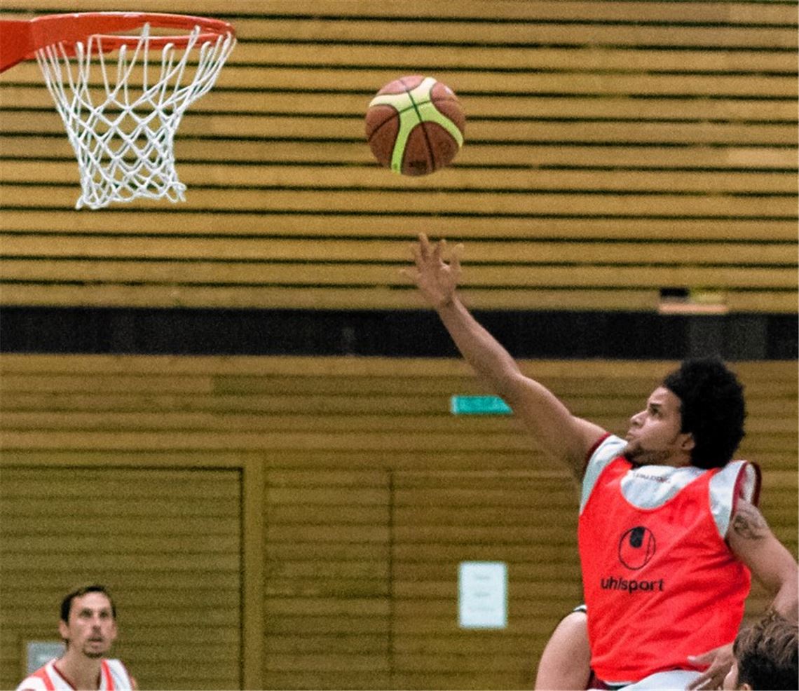 Nicht ganz so stark wie gewwohnt, aber dennoch wertvoll für den TV Mühlacker: JOel Marmolejos (re.) Foto: Zschorsch