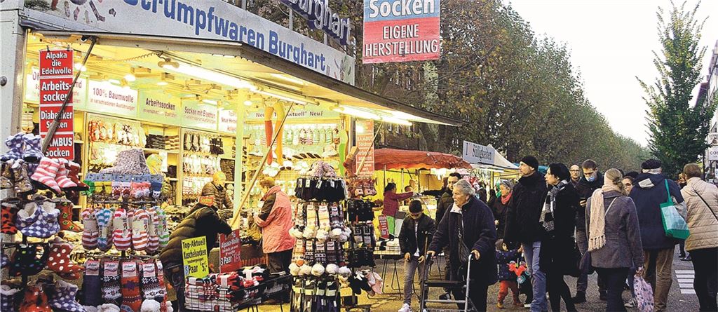 Nicht ganz so viele Besucher wie in den vergangenen Jahren, trotzdem bleibt die Bahnhofstraße die Flaniermeile des Martinimarkts. Fotos: Stahlfeld