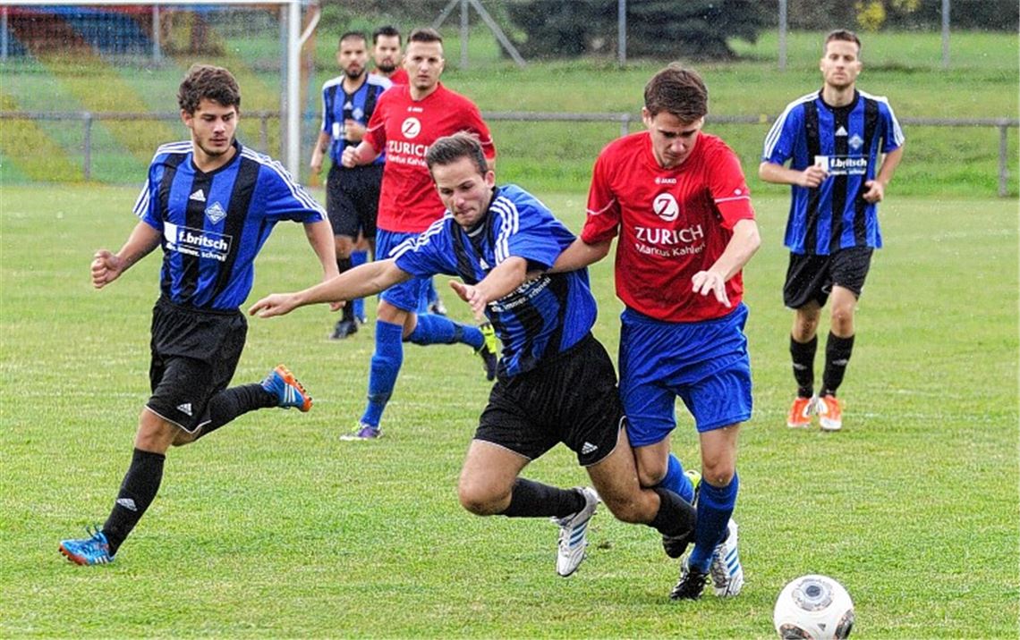 Nicht gerade auf Rosen gebettet: Der FC Viktoria Enzberg (blaue Trikots) hat große Personalsorgen und deshalb vor allem ein Problem im Sturm. Eine Hinrunde wie diese hat Trainer Sascha John noch nicht erlebt. Das Verletzungspech schlug erbarmungslos zu. Besserung ist nicht in Sicht. 
