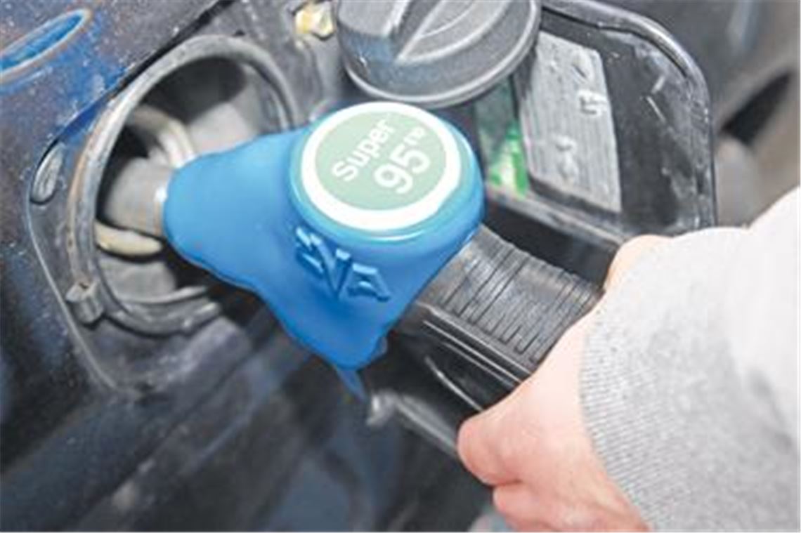 Nicht jeder Autofahrer wagt es, den neuen Kraftstoff E10 zu tanken. Manche bleiben, solange es möglich ist, beim vertrauten Super. Foto: Sadler