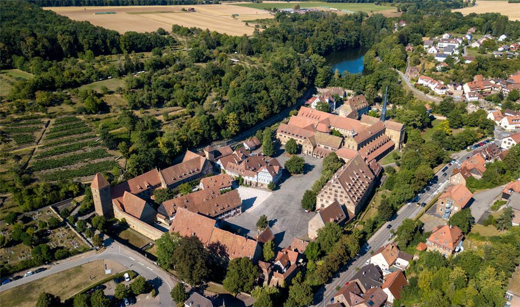 Nicht jeder ist von der Stelle, die sich rund ums Kloster dreht, restlos überzeugt. Foto: Archiv