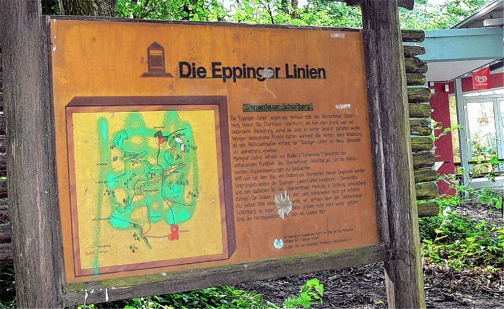 „Nicht mehr zeitgemäß“: die Informationstafeln entlang des Eppinger Linienwegs (hier auf dem Sternenfelser Schlossberg) mit „geschichtlichem Lehrbuchwissen“. Foto: Garhöfer