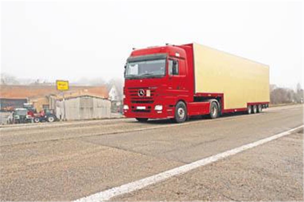 Nicht nur Lastwagen brausen auf der B 10 dicht an Illingen vorbei. 
Foto: Franz