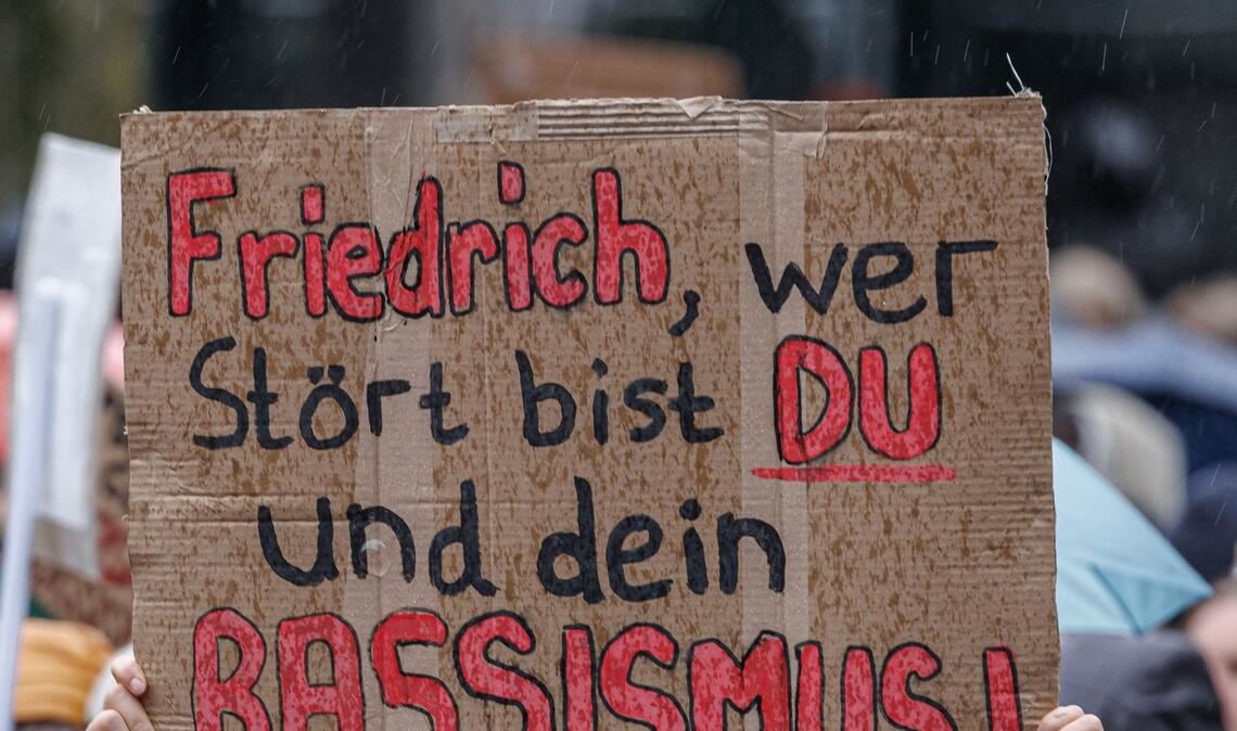 Nicht nur Menschen mit Migrationshintergrund werfen Bundeskanzler Friedrich Merz (CDU) nach seinen Äußerungen zu Migration und dem "Stadtbild" Rassismus vor.