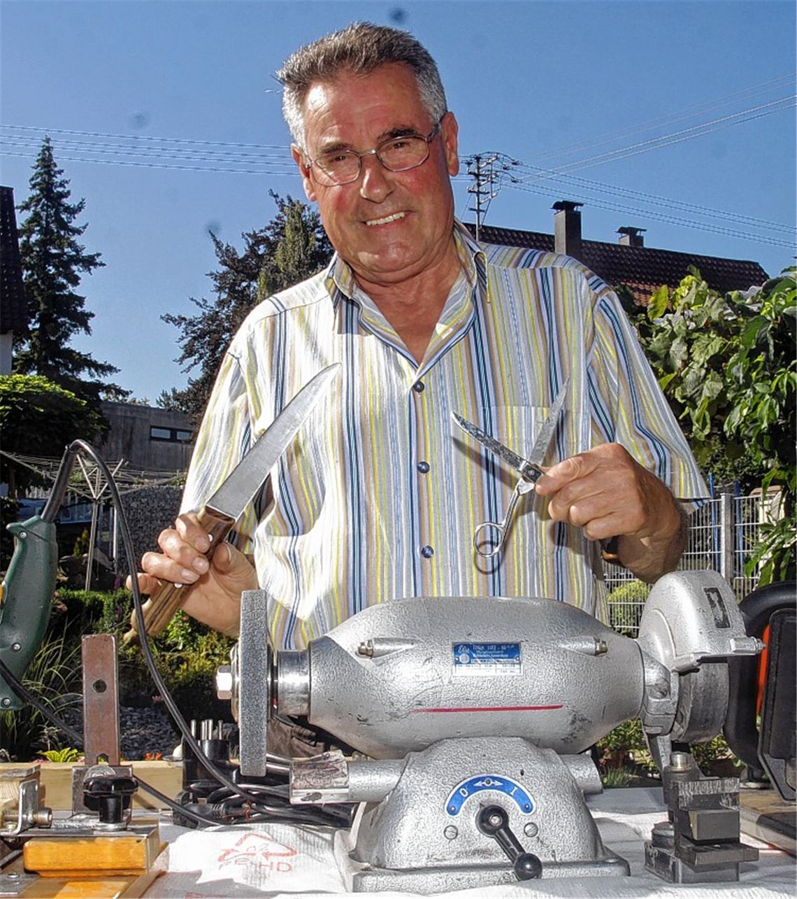 Nicht nur Messer und Scheren sind bei Gerhard Müller in guten Händen. Mit seinen Schleifmaschinen und Werkzeugen kann er auch größeren Werkzeugen einen präzisen Schliff verpassen. Foto: Goertz