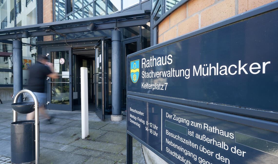Nicht nur Verwaltungszentrale, sondern auch ein wichtiger Dienstleister für die Bürgerschaft: das Rathaus. Foto: Archiv
