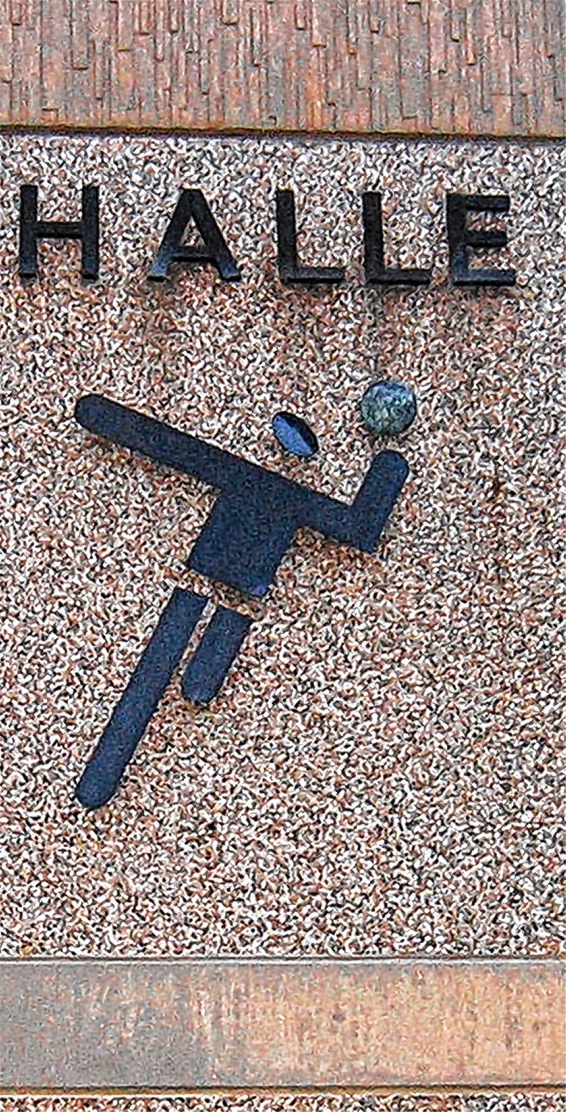 Nicht nur am Sportler, der an der Hallenwand prangt, hat der Zahn der Zeit genagt.