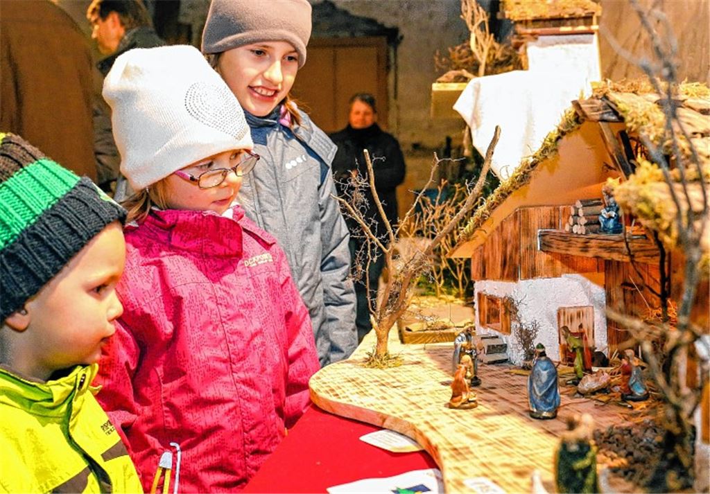Nicht nur an klassischen Ständen, sondern auch in offenen Garagen bieten Marktbeschicker in Sternenfels ein großes Angebot. Dabei sind Krippen und Weihnachts-Dekorationen Blickfänge. Fotos: Hansen