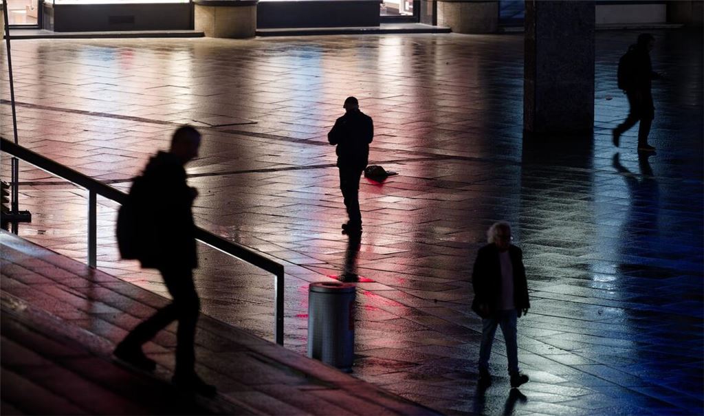 Nicht nur auf der Straße fühlen sich viele Frauen unsicher. (Symbolbild)