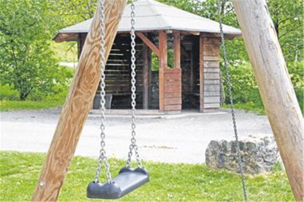 Nicht nur bei Kindern beliebt, sondern auch bei Vandalen: der Spielplatz an der Metterhalle in Diefenbach. Foto: Hansen