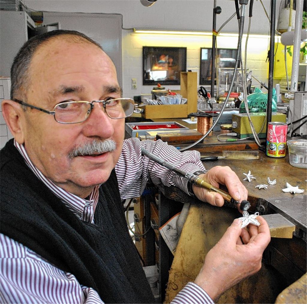 Nicht nur beruflich gesehen ein Freund schöner Dinge: Albrecht Münzmay, Dürrmenzer Schmuckkünstler und langjähriger Vorsitzender des Verschönerungsvereins, feiert am heutigen Montag seinen 70. Geburtstag.