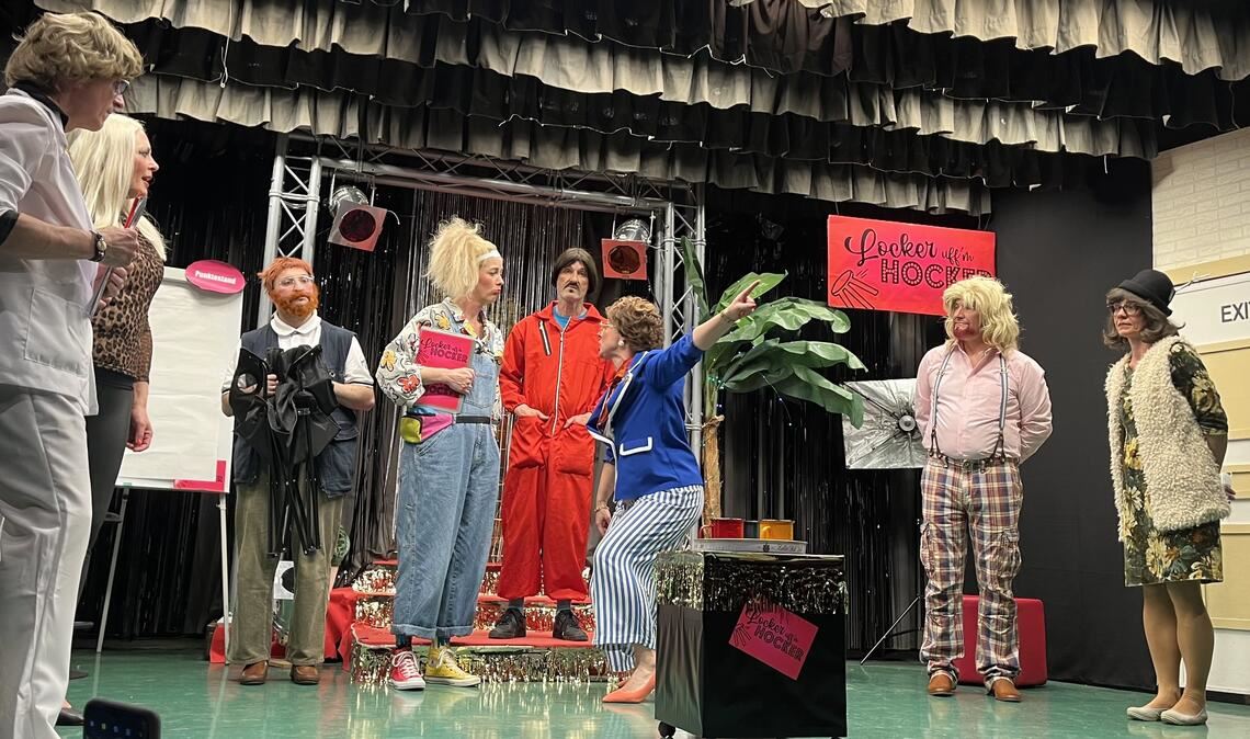 Nicht nur das Team der Maske hat sich für den Auftritt der TSVler mächtig reingehängt: Auch die Schauspielerinnen und Schauspieler überzeugen die Zuschauer. Foto: Ehrenberg