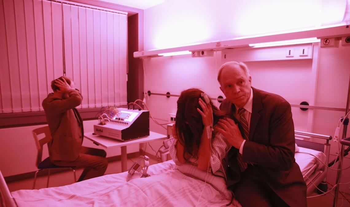 Nicht nur den Zuschauern bereitet die Suche nach dem Kind Kopfzerbrechen. Von links: Psychiater  Schneider (Robert Gwisdek), Mutter Eva Hütter (Nadine Dubois) und Felix Murot (Ulrich Tukur).